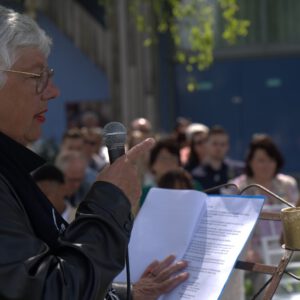 ceremonieel-spreekster-Conny