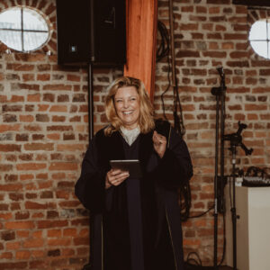 zingende-trouwambtenaar-Saskia-Offerhaus