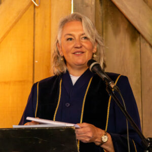ceremoniespreker-Sint-Michielsgestel-Githa-Backx-toga