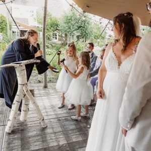 Trouwambtenaar-Alpen-aan-den-Rijn-Dewi-de-Gans-Sprankelende-Spreker
