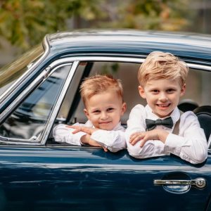 Bruiloft-kinderen-trouwauto