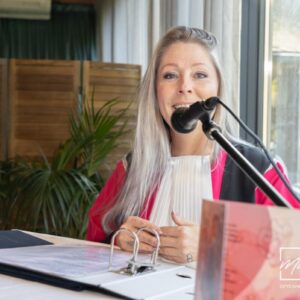 zingende-ceremoniespreker-Brabant-Gaby
