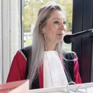 zingende-ceremoniespreker-Brabant-Gaby