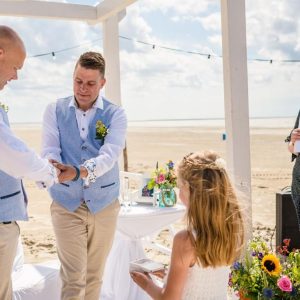 bruiloft-strand-Ameland-trouwringen-Risje