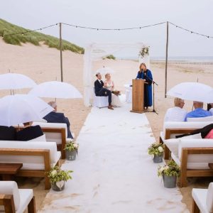 trouwambtenaar-Ameland-strandbruiloft-Risje-Sinnema
