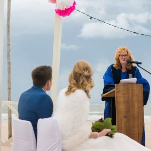 trouwambtenaar-Ameland-strandbruiloft-Risje-Sinnema