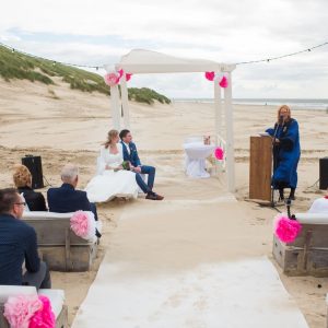 trouwambtenaar-Ameland-strandbruiloft-Risje-Sinnema