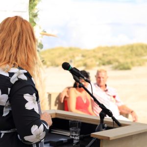trouwambtenaar-Ameland-strandbruiloft-Risje-Sinnema
