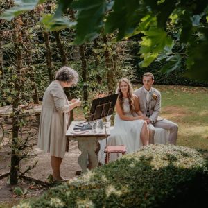 Bruidspaar-trouwambtenaar-Breda-Myrian-Hollegien