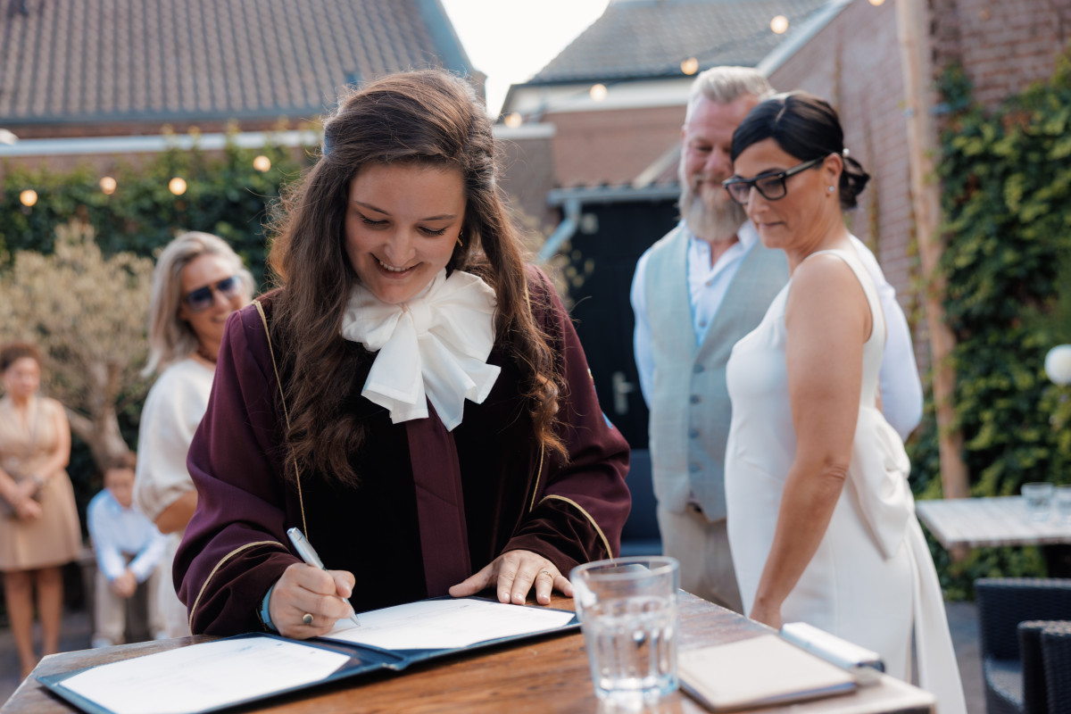 Bruiloft-Anke-Rowdy-trouwambtenaar-Anouk