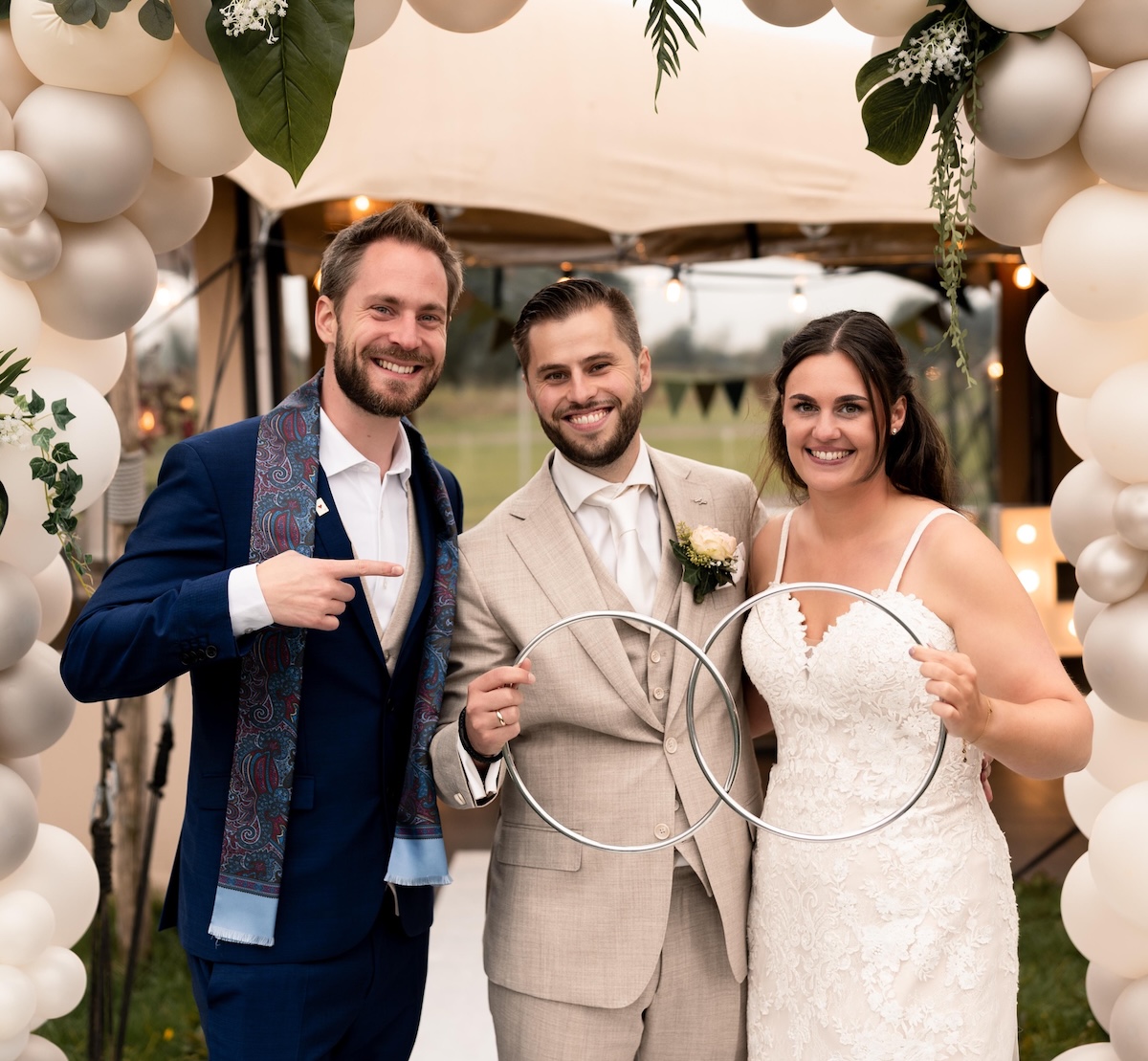 Bruidspaar-Rube-Goochelende-Trouwambtenaar