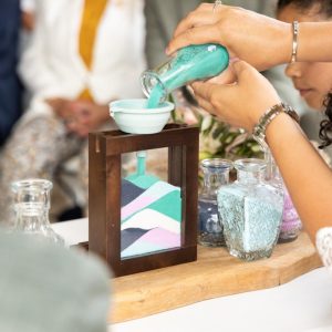 trouwambtenaar-Rotterdam-Ellemieke-verbindt-echt-zandceremonie