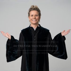 Twentse-trouwambtenaar-Constance