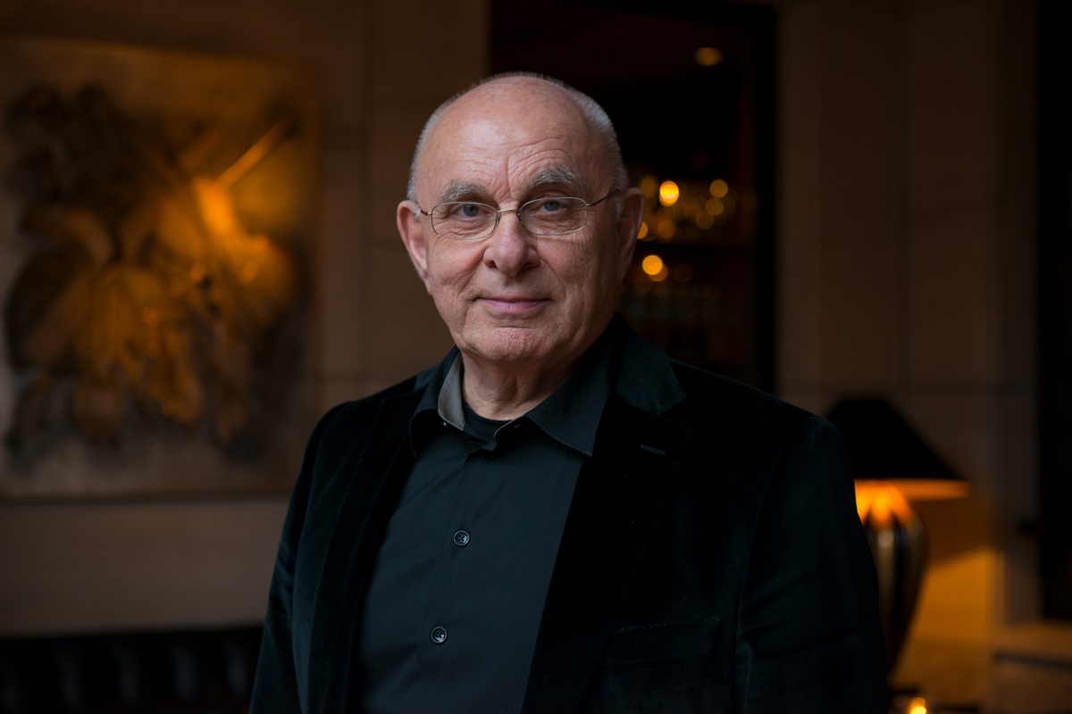 Michael-van-Praag-trouwambtenaar-voetbal