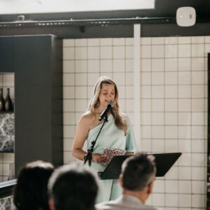 ceremoniespreker-Helmond-Laure-spreekt