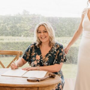 Ceremoniespreker-Beneden-Leeuwen-Lach-en-Liefde-Janet