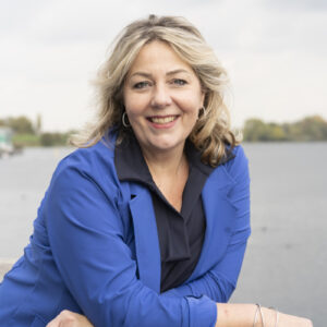 Ceremoniespreker-Beneden-Leeuwen-Lach-en-Liefde-Janet