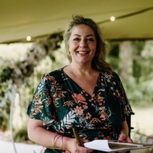 Ceremoniespreker-Beneden-Leeuwen-Lach-en-Liefde-Janet